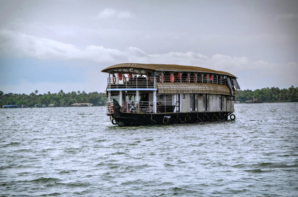 Exploring Tranquility: A Guide to Houseboat Escapes