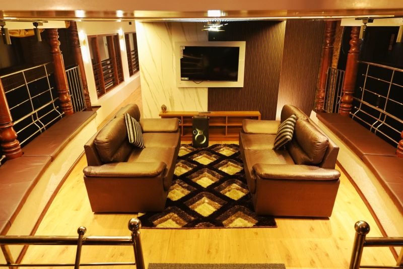 Houseboat image