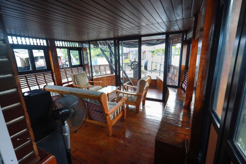 Houseboat image