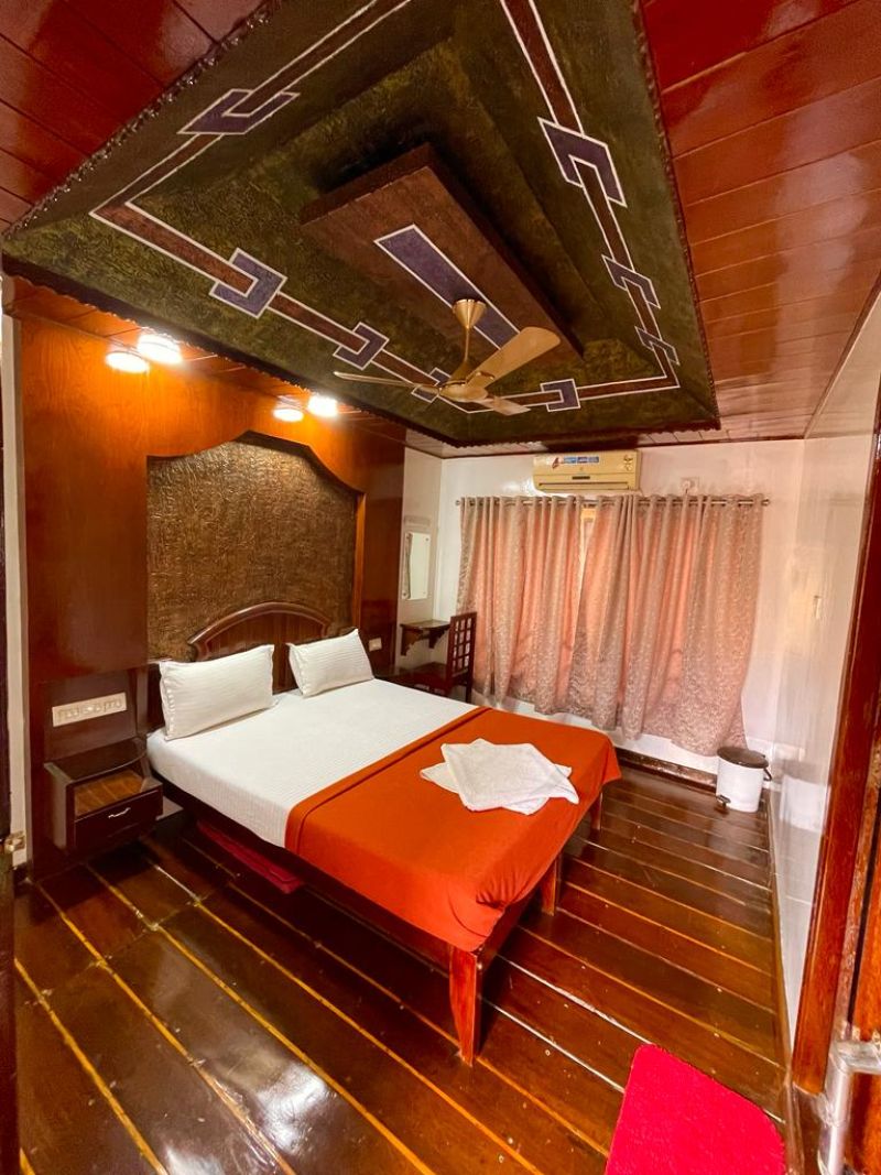 Houseboat image