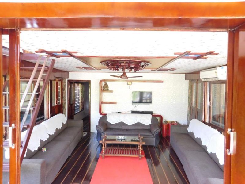 Houseboat image